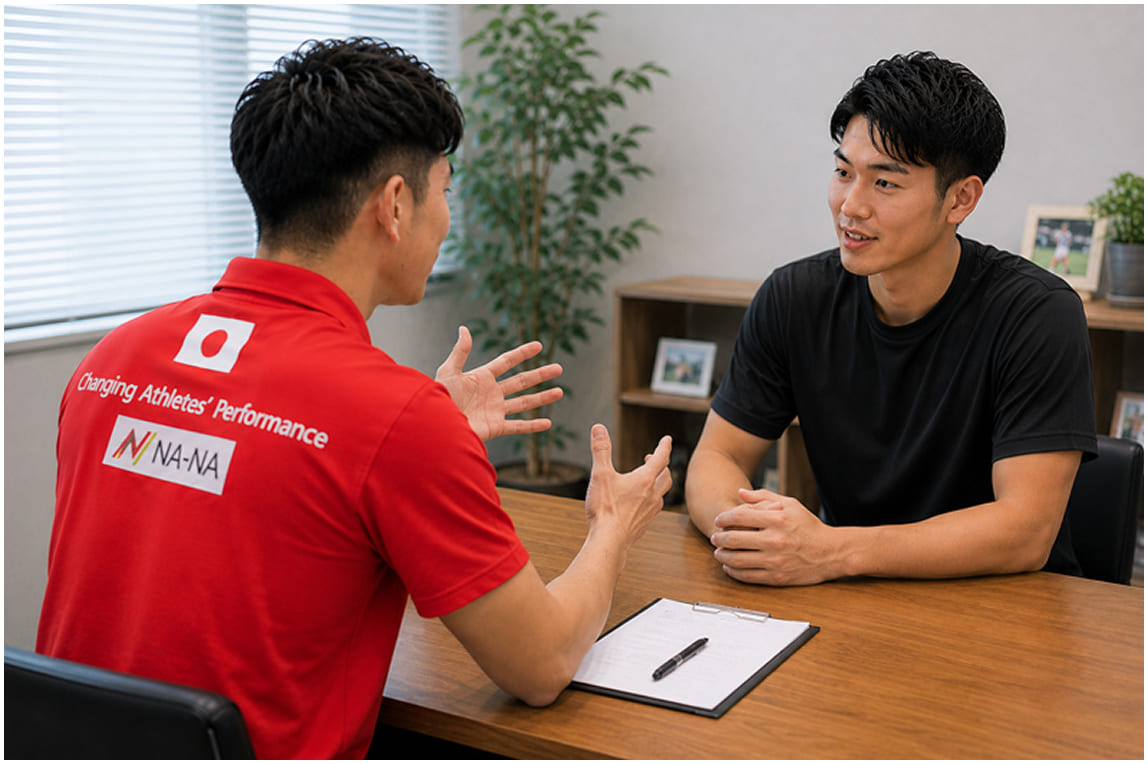 ゴルフ場でコーチが選手にアドバイスしている様子